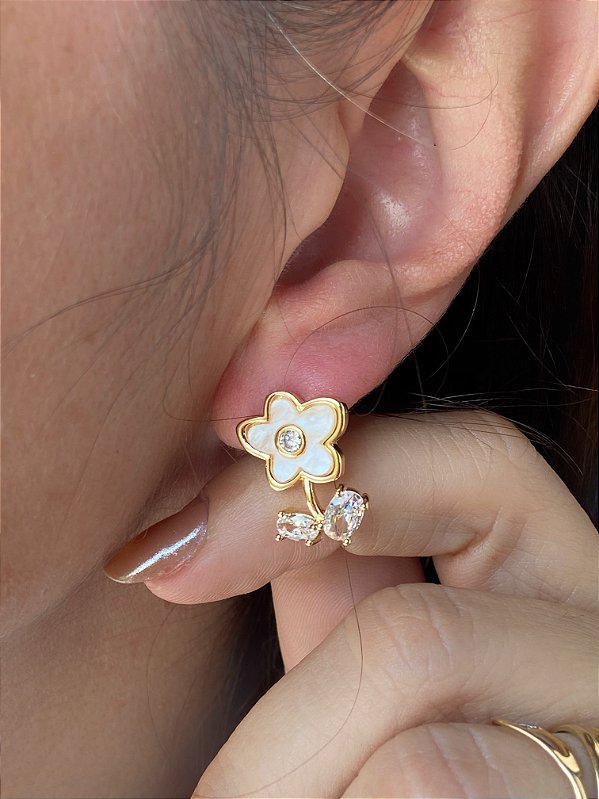 Brinco Flor madrepérola com zircônia banho ouro - 1 par