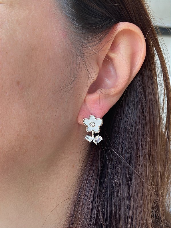Brinco Flor madrepérola com zircônia banho níquel - 1 par