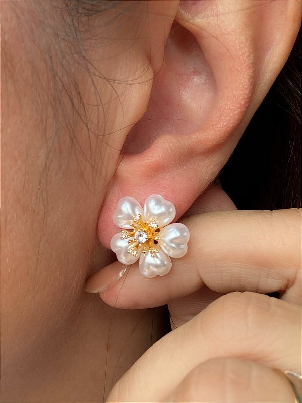 Brinco Flor pérola com zircônia banho ouro - 1 par