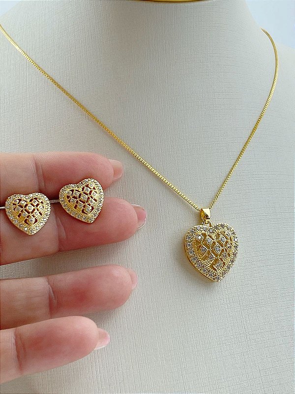 Conjunto colar e brinco Coracao cravejado com zirconia cristal - Banho ouro 2 milésimos com verniz italiano e extensora - 1 unidade