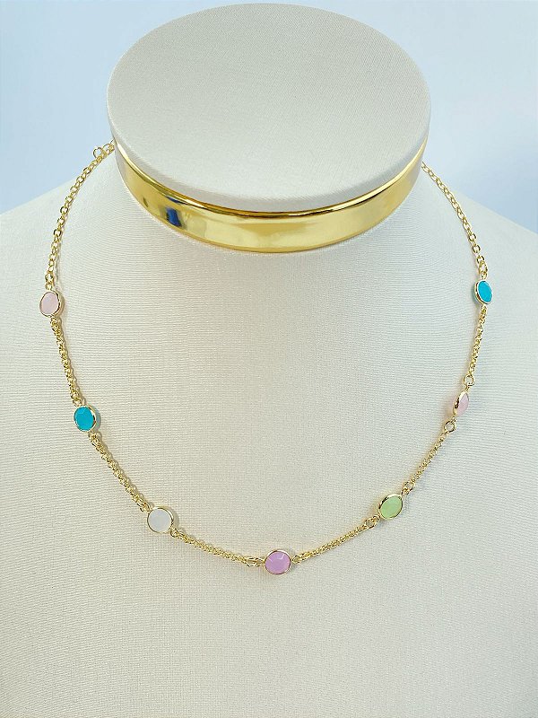 Colar Choker com cristais coloridos - Banho ouro 2 milésimos com verniz italiano e extensora - 1 unidade