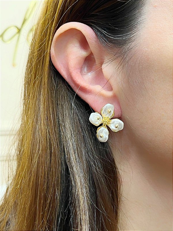Brinco Flor com pérola - banho ouro com verniz italiano - 1 par
