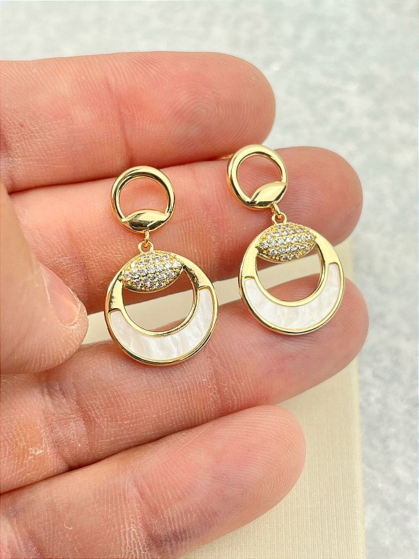 Brinco Madreperola cravejado banho ouro com verniz - 1 unidade