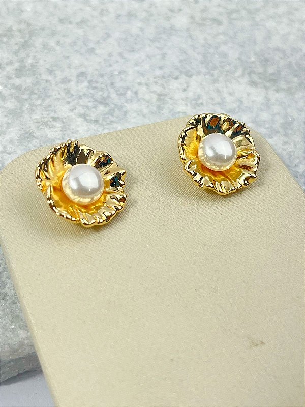 Brinco Flor com perola - banho ouro com verniz - 1 par