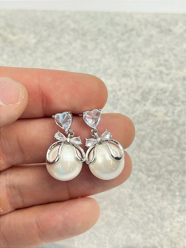 Brinco Perola com laço e coracao zirconia - banho Diamante e verniz - 1 par