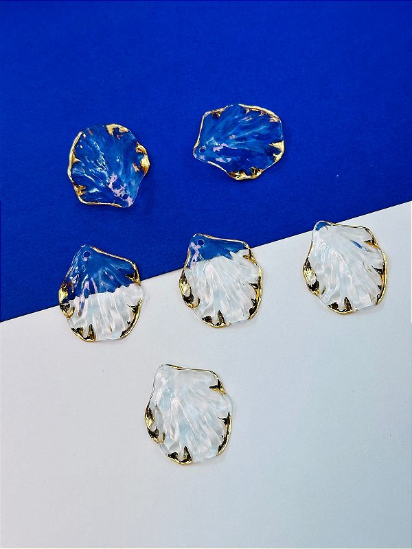 Pingente Concha Resina com detalhes dourado - 01 unid