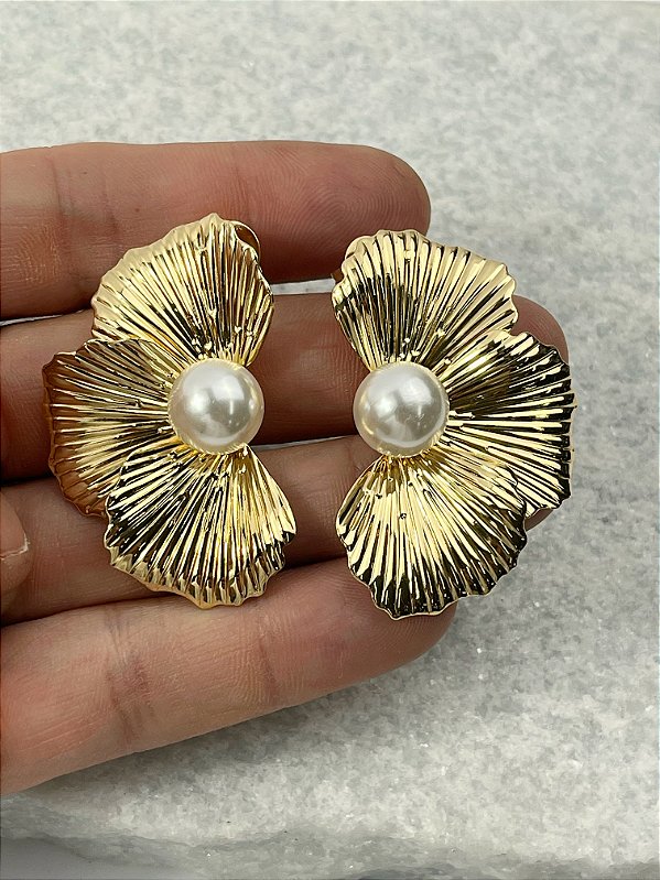 Brinco Orgânico com pérola banho ouro com verniz - 1 par