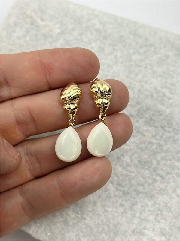 Brinco Concha com gota banho ouro com verniz - 1 par