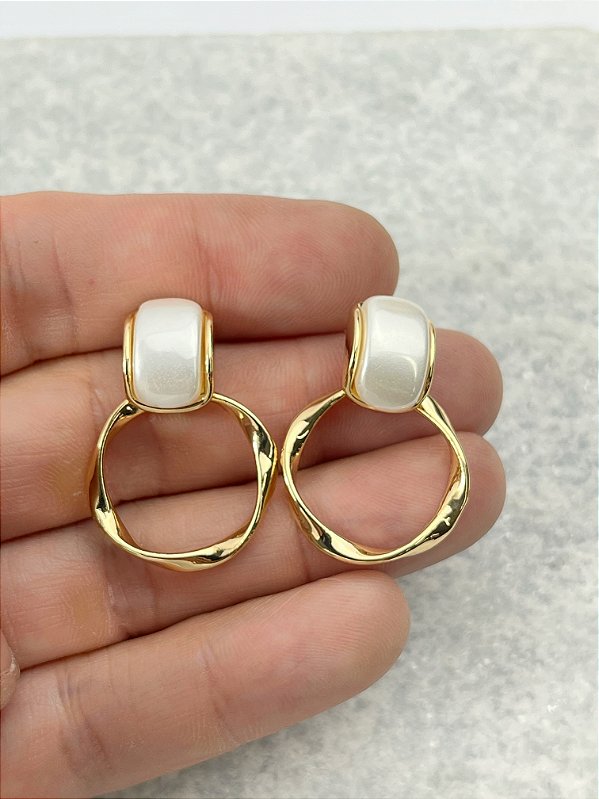 Brinco orgânico com pérola banho ouro com verniz - 1 par