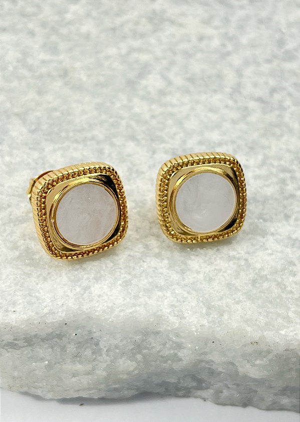 Brinco orgânico com madrepérola - banho ouro - 1 par