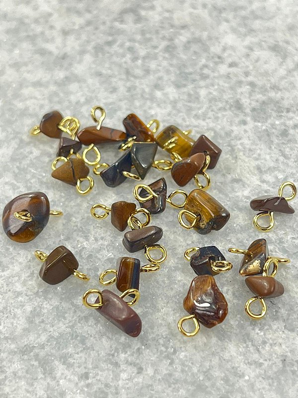 PEDRA NATURAL CASCALHO OLHO DE TIGRE MARROM CASTROADO - CONTRAPINADA BANHO OURO - TAMANHO MÉDIO 7MM - 1 UNIDADE