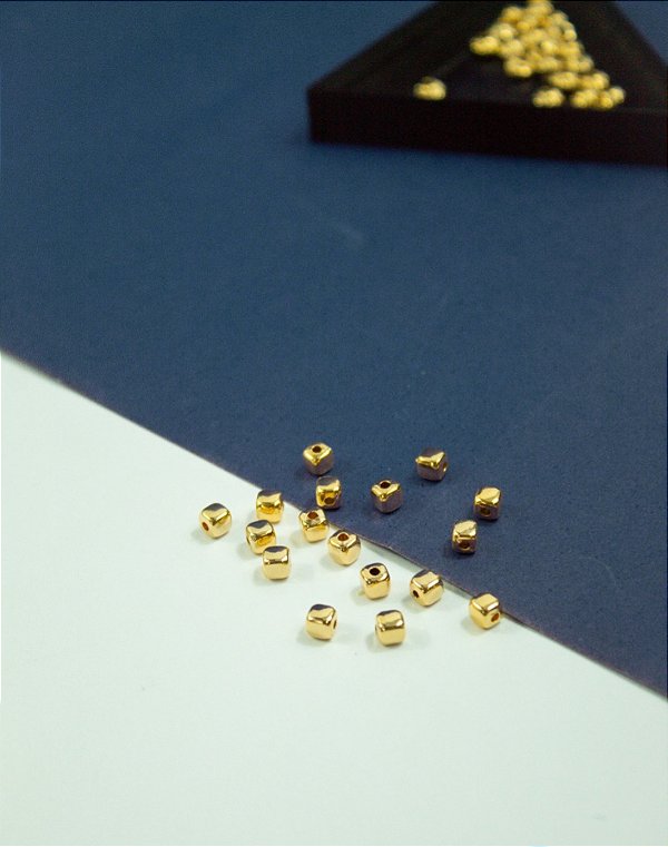 Entremeio Quadrado 4X4Mm Abs Ouro - 10 Pçs