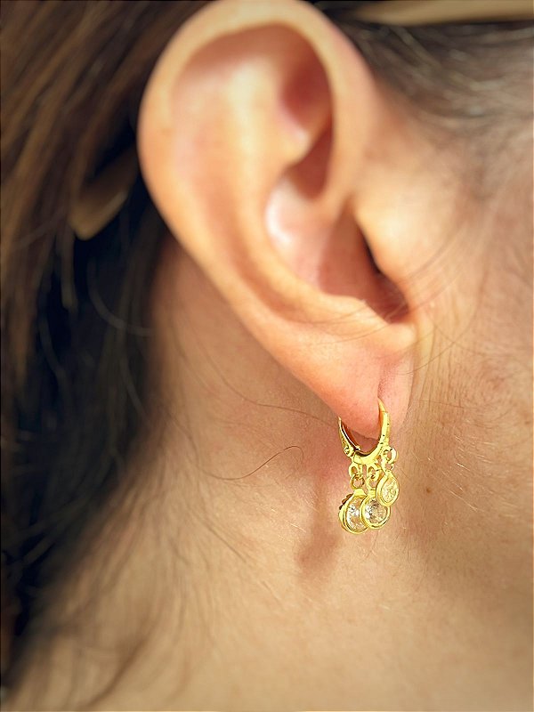 Brinco Tranqueta com 3 zirconias cristal - Banho ouro 2 milésimos com verniz - 1 par