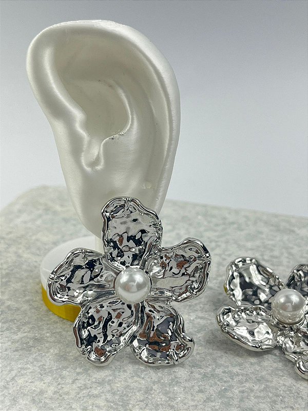 Brinco Flor Organica com perola banho niquel - 1 par