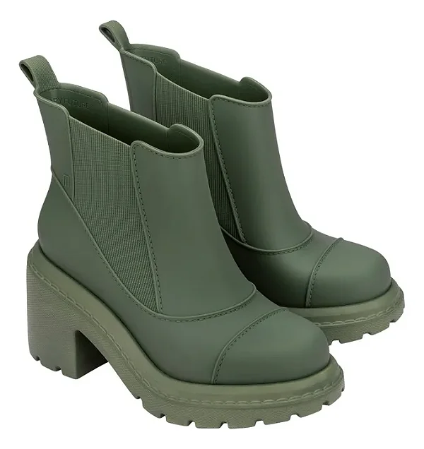 MELISSA COURTNEY BOOT AD