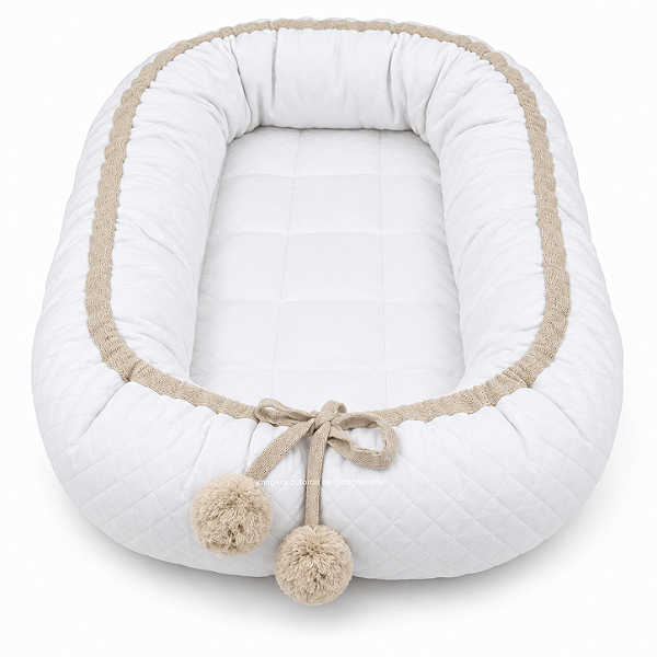 Ninho Básico - Malha Jacquard Branco / Cordão Tricot Bege Ninive Com Pingente Pompom