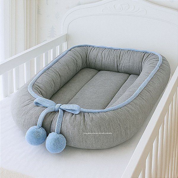 Ninho Básico - Malha Jacquard - Cinza / Azul Canto - Cordão Tricot - Pingente Pompom