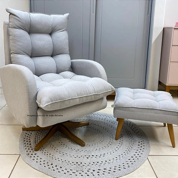 Poltrona De Amamentação Clarisse - Com Balanço e Giro - Com Puff Pé Palito - TA510 - Linho Cinza - prontaentrega