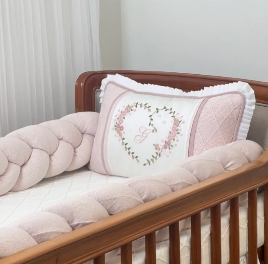 Kit Berço Rosa Bordado a Mão Coração Floral Com Inicial - 5 Peças