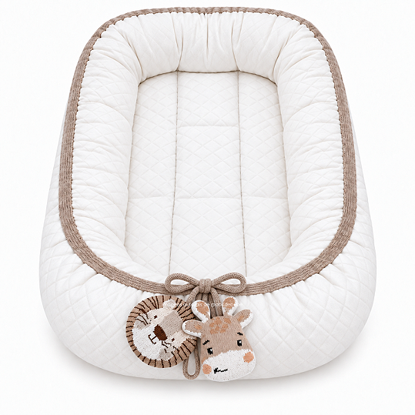 Ninho Básico - Malha Jacquard Branco / Cordão Tricot Bege Nuvem Com Pingente Leão/Girafa - prontaentrega