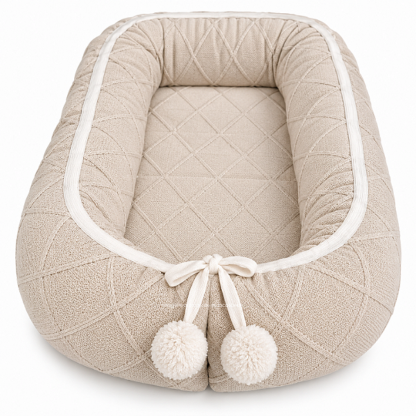 Ninho Básico - Tricô Bege Nuvem / Trama Losango / Cordão Tricot Branco Com Pingente Pompom