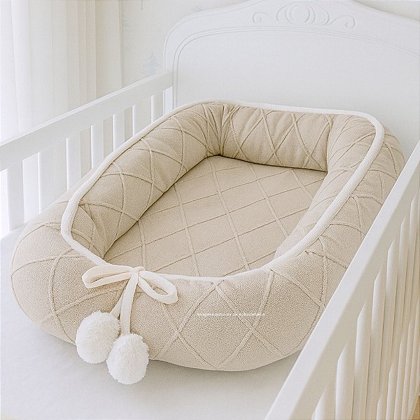 Ninho Básico - Tricô - Bege Nuvem / Branco - Cordão Tricot - Pingente Pompom