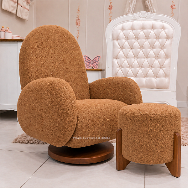 Poltrona De Amamentação Curvi - Com Balanço e Giro - Pé Disco - Com Puff - Tecido TB624 - Bouclê Caramelo