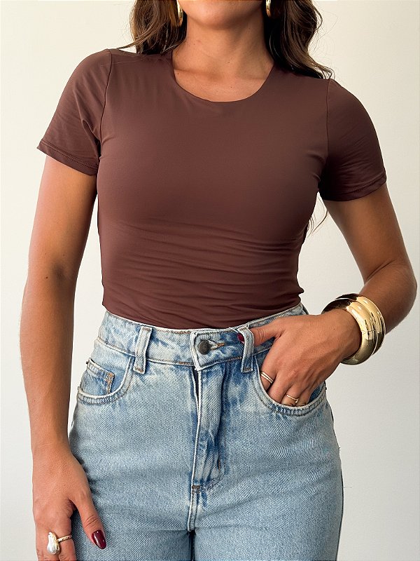 Baby tee nó nas costas marrom