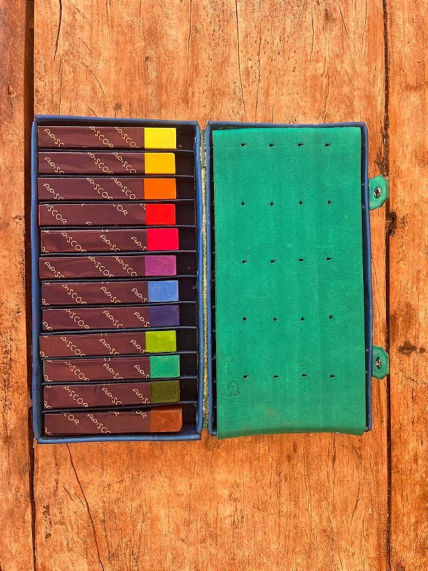 Estojo em couro com 24 gizes de lousa (12 coloridos + 12 brancos)