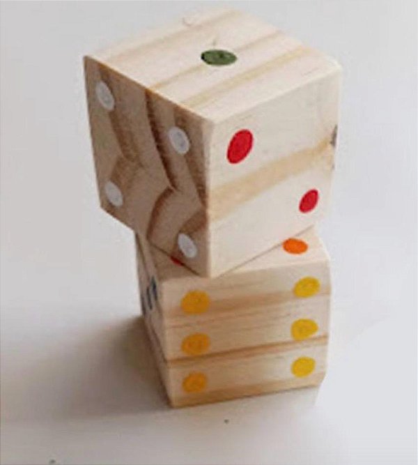 Dados de madeira