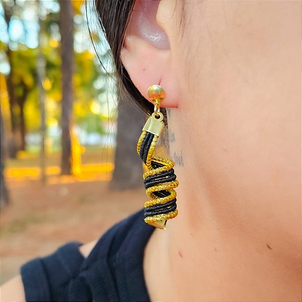 Brinco Capim Dourado e Fio Preto BL23 - Hipoalergênico