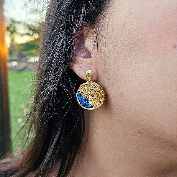 Brinco Capim Dourado Disco 2 cm e Fio Azul Safira BL81 - Hipoalergênico