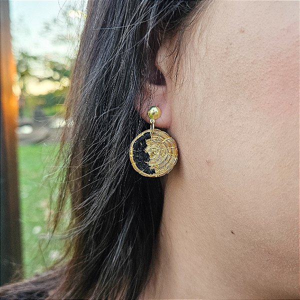 Brinco Capim Dourado Disco 2 cm e Fio Preto BL83 - Hipoalergênico