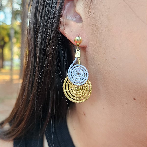 Brinco Capim Dourado e Fio Branco BL2 - Hipoalergênico