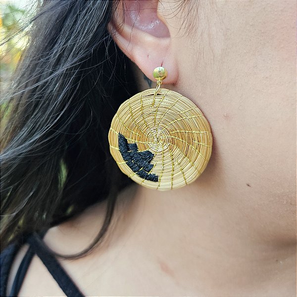 Brinco Capim Dourado Disco 4,5 cm e Fio Preto  BL103 - Hipoalergênico