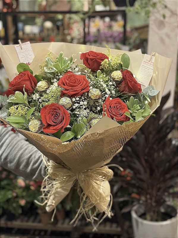 Arranjo Luxo Rosas + Bombons com luz de Led
