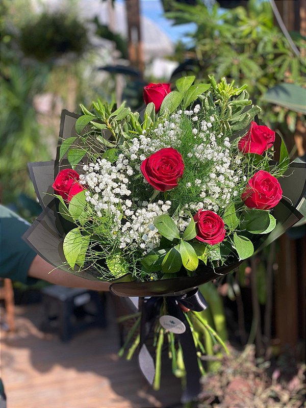 Buquê de 6 Rosas Vermelhas Clássico