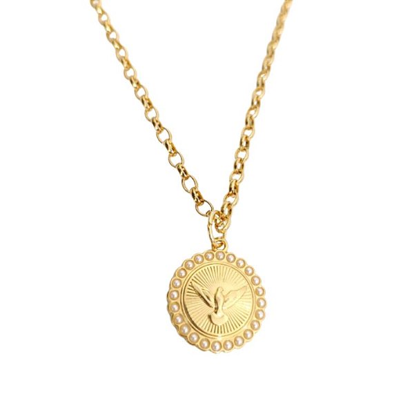Colar correntaria fina com pingente de Espírito Santo com detalhes de Pérolas folheado a ouro