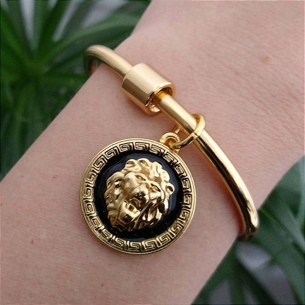 Bracelete fixo  Dourado com pingente de Leão de Judá folheado em ouro ( Serve de 15 a 17 cm)