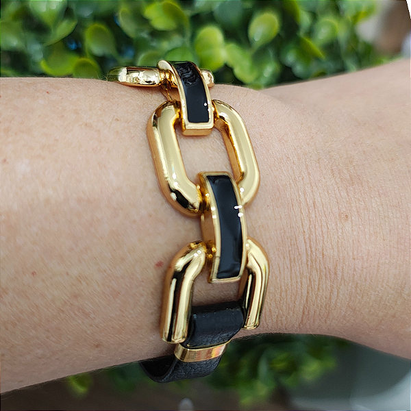 Pulseira Dourada Lily com placa resina e couro preta folheado em ouro
