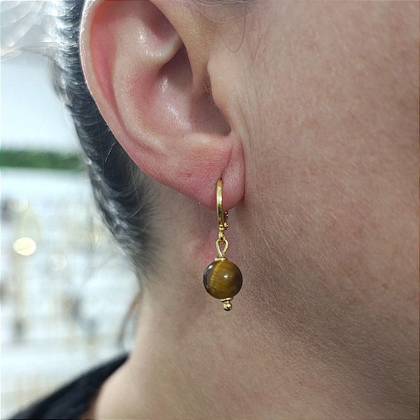 Brincos de argola com pingente pedra olho de tigre folheado em ouro