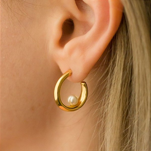 Brinco de Argola pequena com detalhe pérola folheado em ouro Nádia
