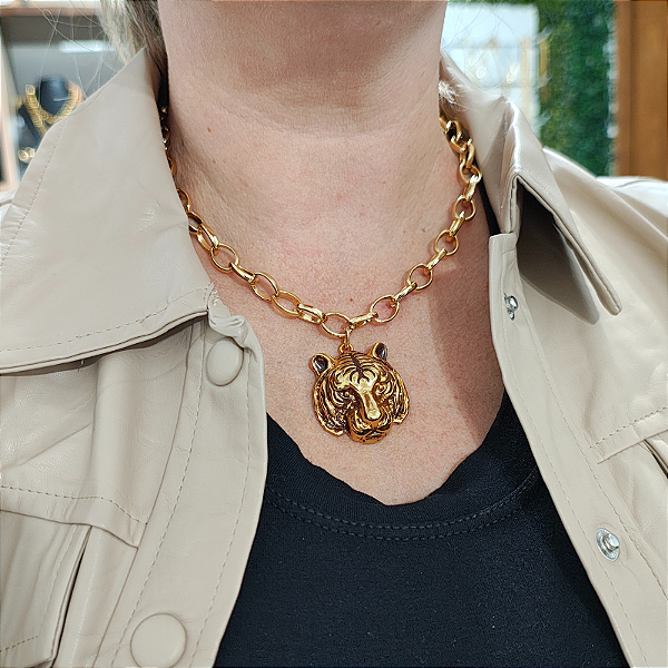 Colar correntaria com pingente de tigre detalhes em marrom folheado em ouro