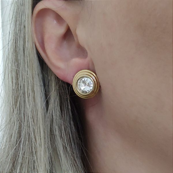 Brinco de pino com detalhe de strass redondo bela folheado em ouro