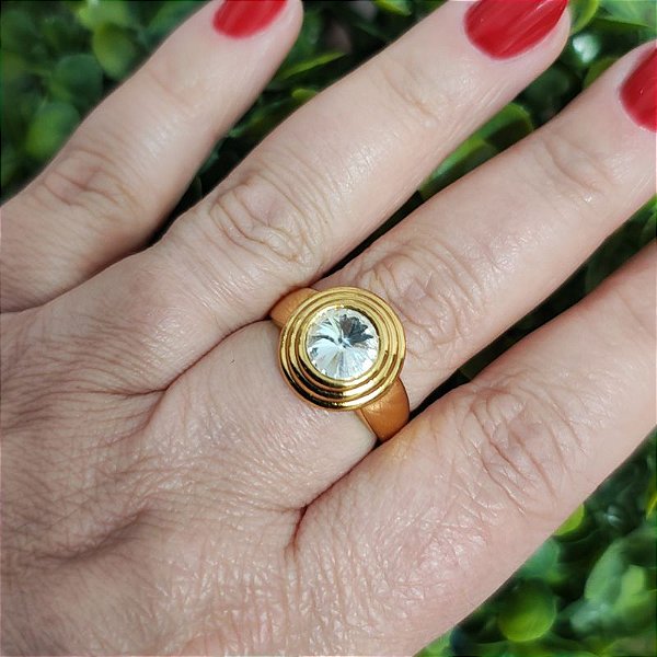 Anel formato redondo com detalhes de strass pequeno folheado em ouro ( tamanho 19 )