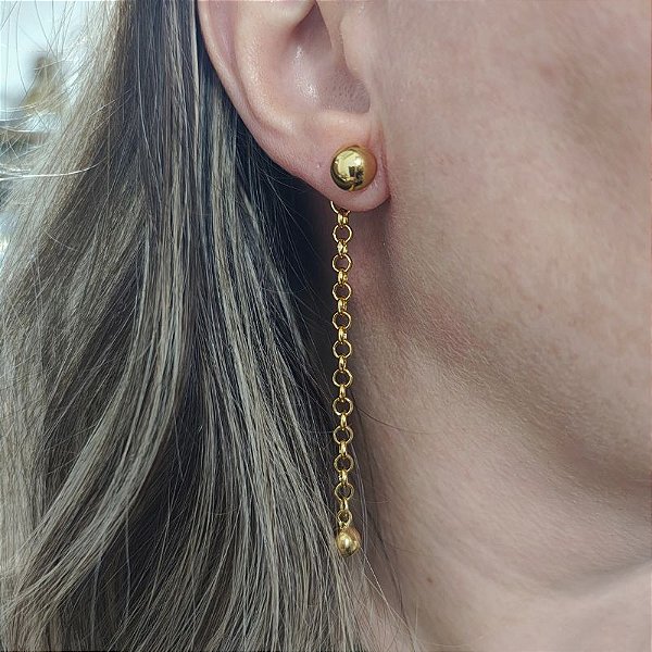 Brinco de pino com detalhe de correntaria e bola menor folheado em ouro (ESFERA)