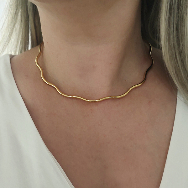 Colar com aro fixo liso ondulado folheado em ouro