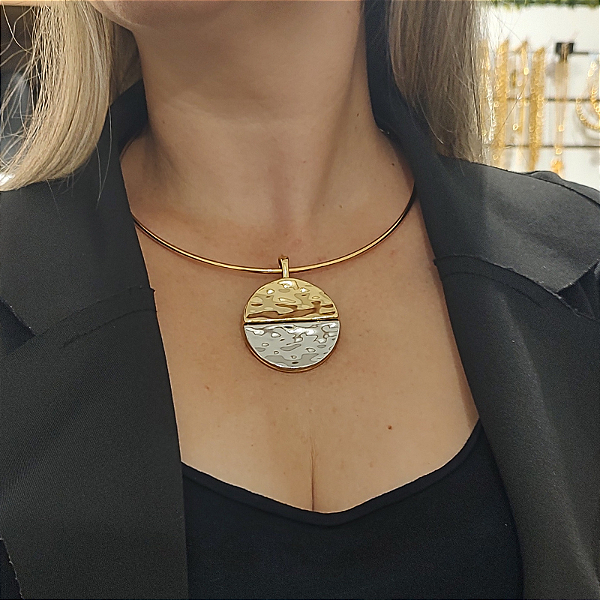 Colar com aro fixo com pingente redondo organico dois banhos folheado em ouro e ródio