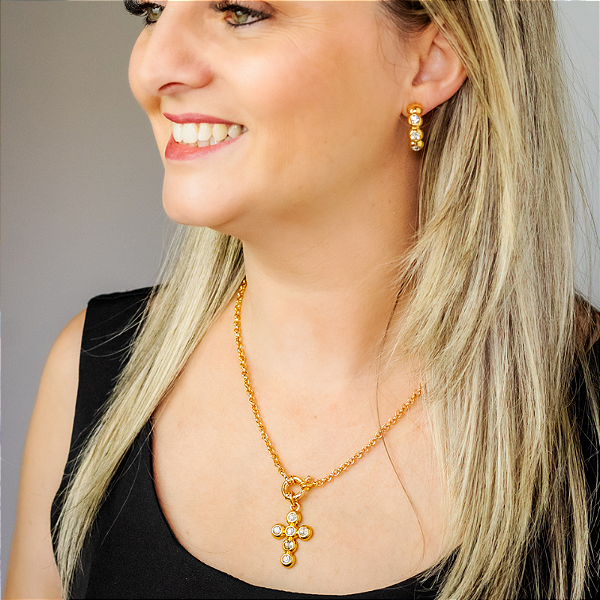 Conjunto de brincos meia argola strass e colar correntaria com pingente de cruz com strass e folheado em ouro