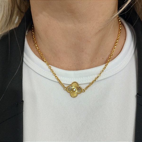 Colar curto com detalhe de  um trevo com strass folheado em ouro
